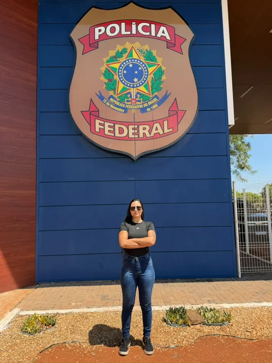 Aluna aprovada em frente à Polícia Federal